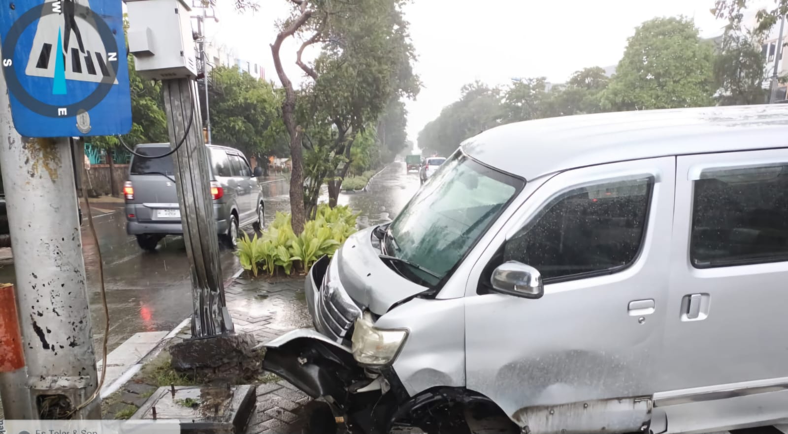 RUSAK: Kondisi mobil usai menabrak tiang PJU dan rambu penyeberangan di Jalan Dupak, Surabaya. (IST/RADAR SURABAYA)