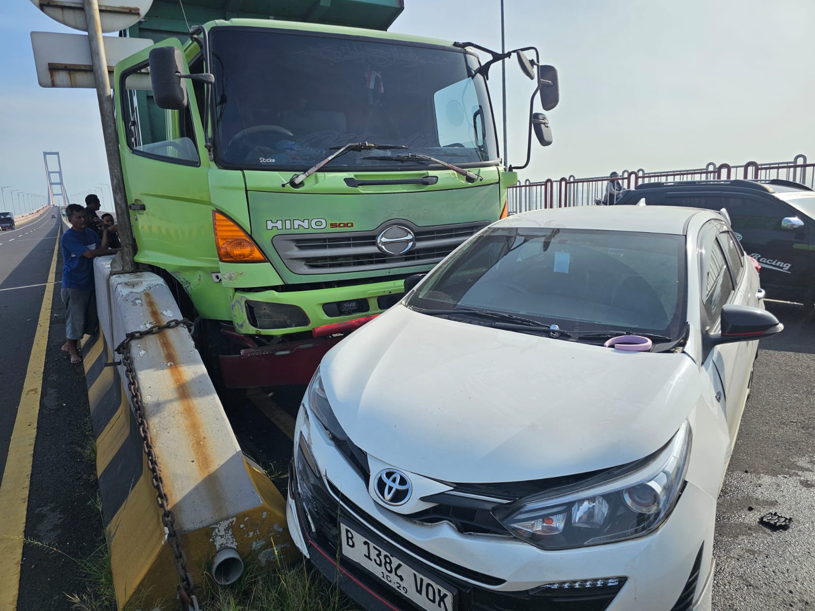 MENEMPEL: Kecelakaan melibatkan dump truk dan mobil di Jembatan Suramadu sisi Surabaya.(IST/RADAR SURABAYA)  