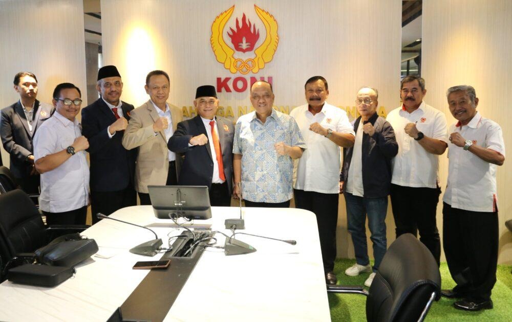 Ketua KONI Pusat Marciano Norman menerima berkas kesiapan Lampung dan Banten jadi tuan rumah PON 2032.