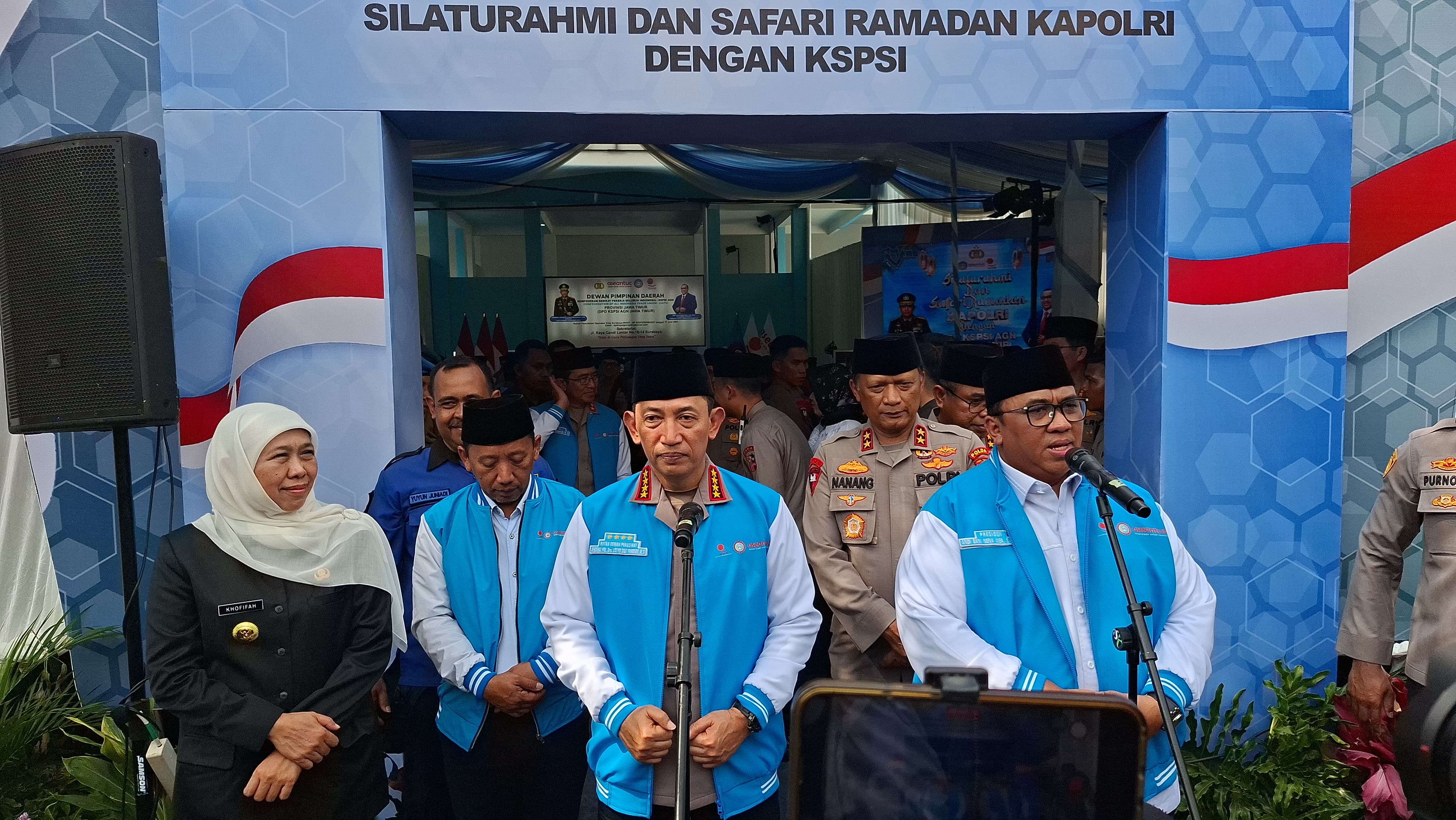 KOLABORASI: Kapolri Jenderal Polisi Listyo Sigit Prabowo saat bertemu dengan serikat buruh di Surabaya. (MAHRUS/RADAR SURABAYA)  