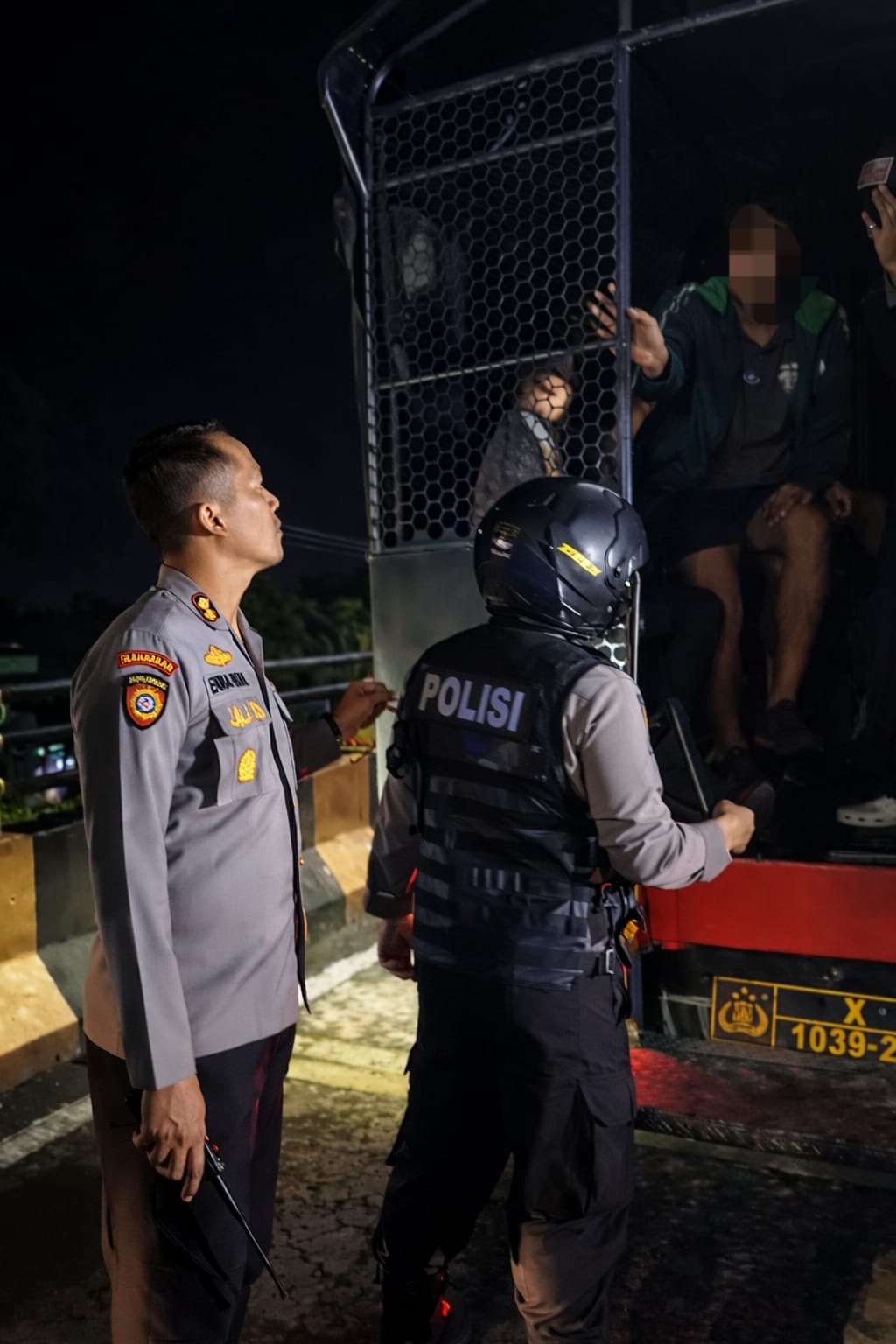 BANDEL: Puluhan pemuda diamankan Sat Samapta Polrestabes Surabaya usai mengadakan sahur on the road sembari konvoi di jalanan. (IST/RADAR SURABAYA)