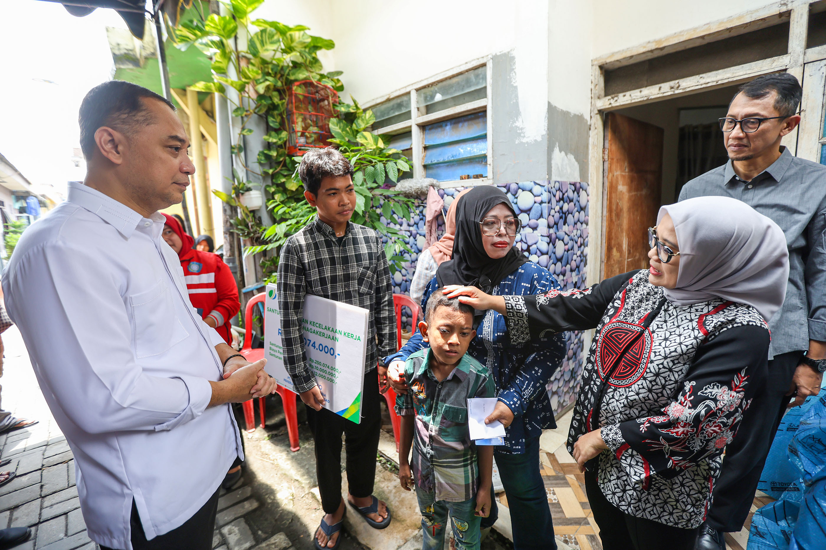 Wali Kota Surabaya Eri Cahyadi usai menyerahkan santunan kepada keluarga korban insiden gondola pembersih kaca gedung Edy Suratno.