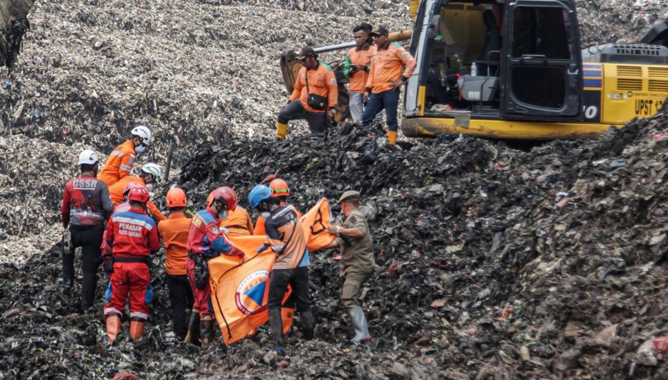 Proses evakuasi korban longsornya gunungan sampah di TPST Bantargebang, Bekasi.