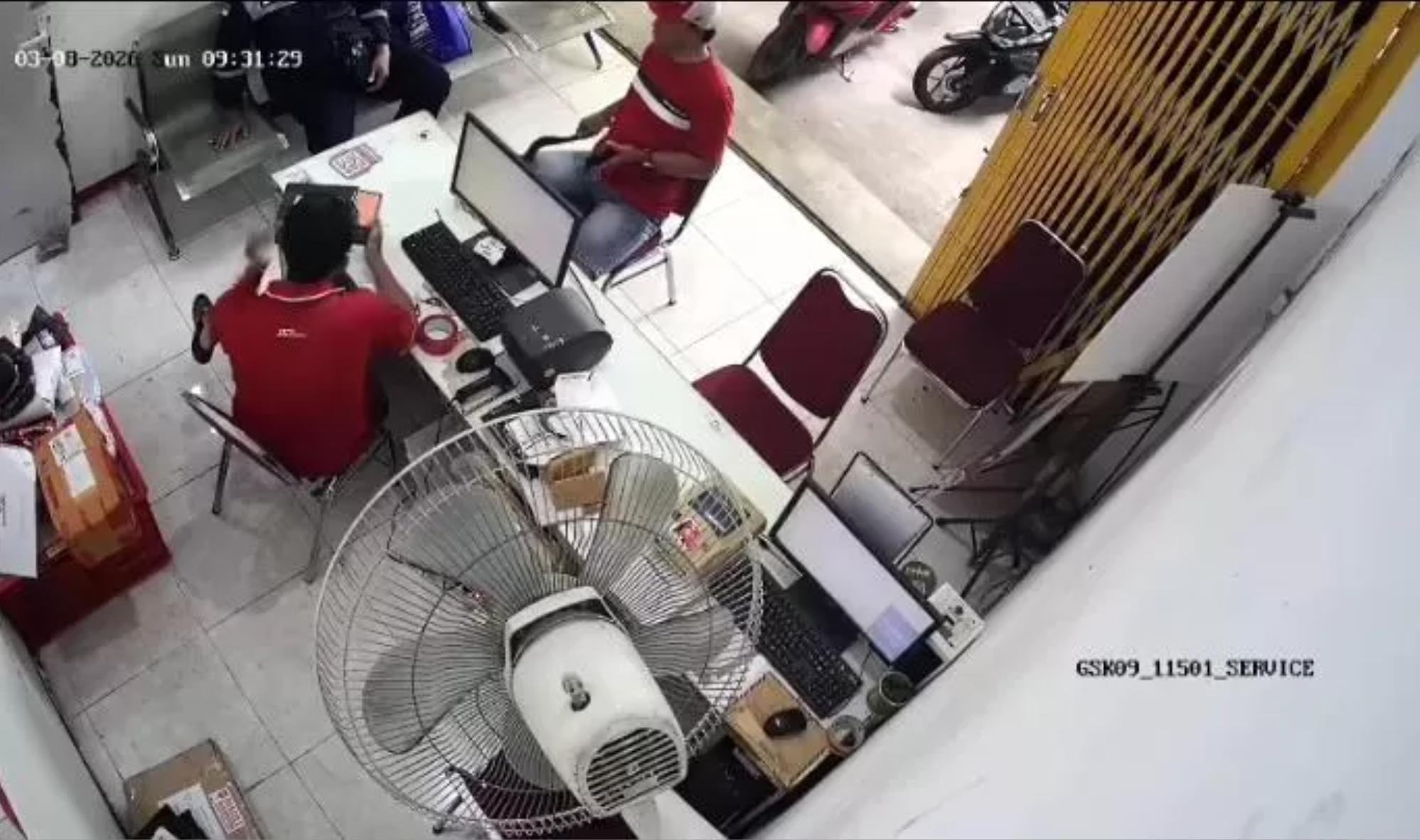 Rekaman CCTV seorang pria membawa celurit terlihat sedang mengancam karyawan JNT di Jalan Usman Sadar, Kecamatan Gresik.