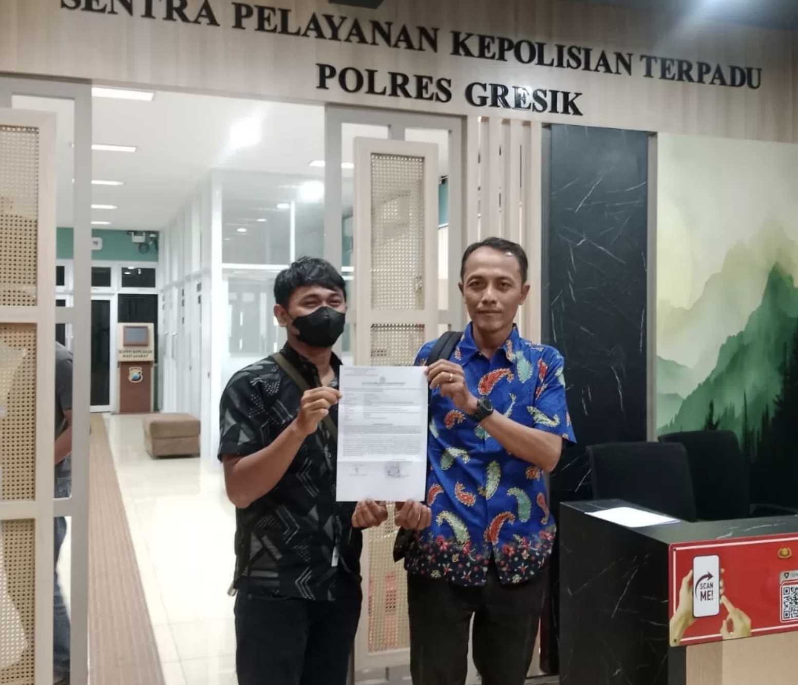 JAT didampingi kuasa hukumnya saat melapor kasus dugaan penggelapan dan pemerasan ke Polres Gresik.