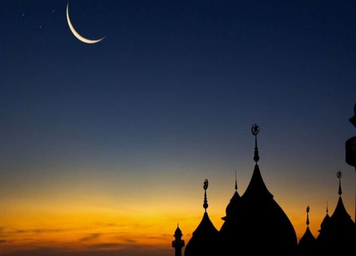 Lailatul Qadar : Ilustrasi masjid dengan bulan sabit menghiasi langit malam Ramadan.
