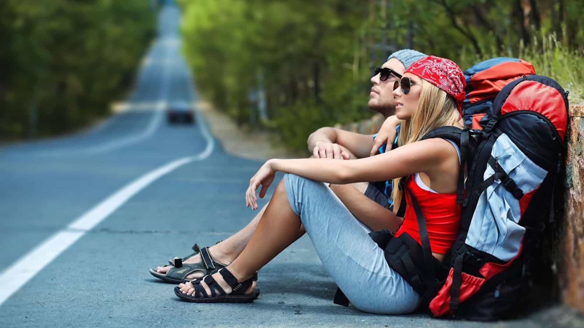 Backpacker: liburan dengan hemat.