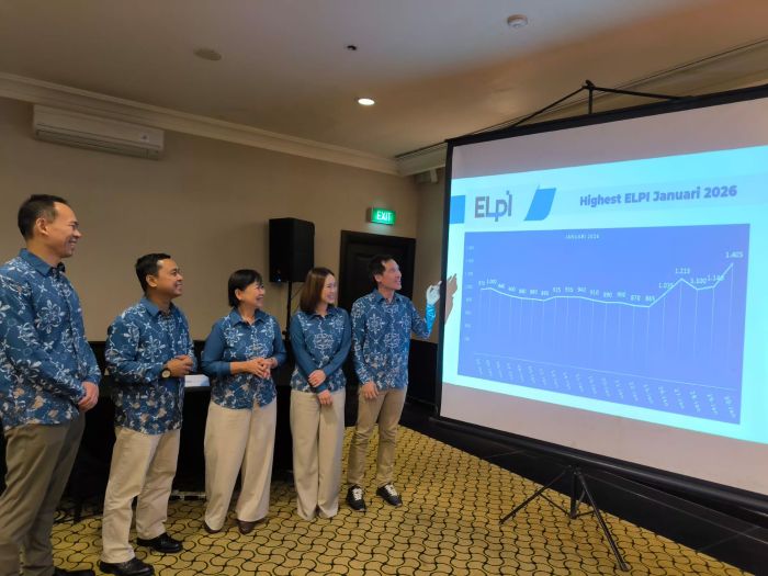 PENJELASAN: Eka Taniputra (kanan) menjelaskan salah satu lini bisnis utama, Offshore, yang terus diperkuat untuk meningkatkan pendapatan ELPI kedepan selain terus melakukan diversifikasi bisnis lain. 