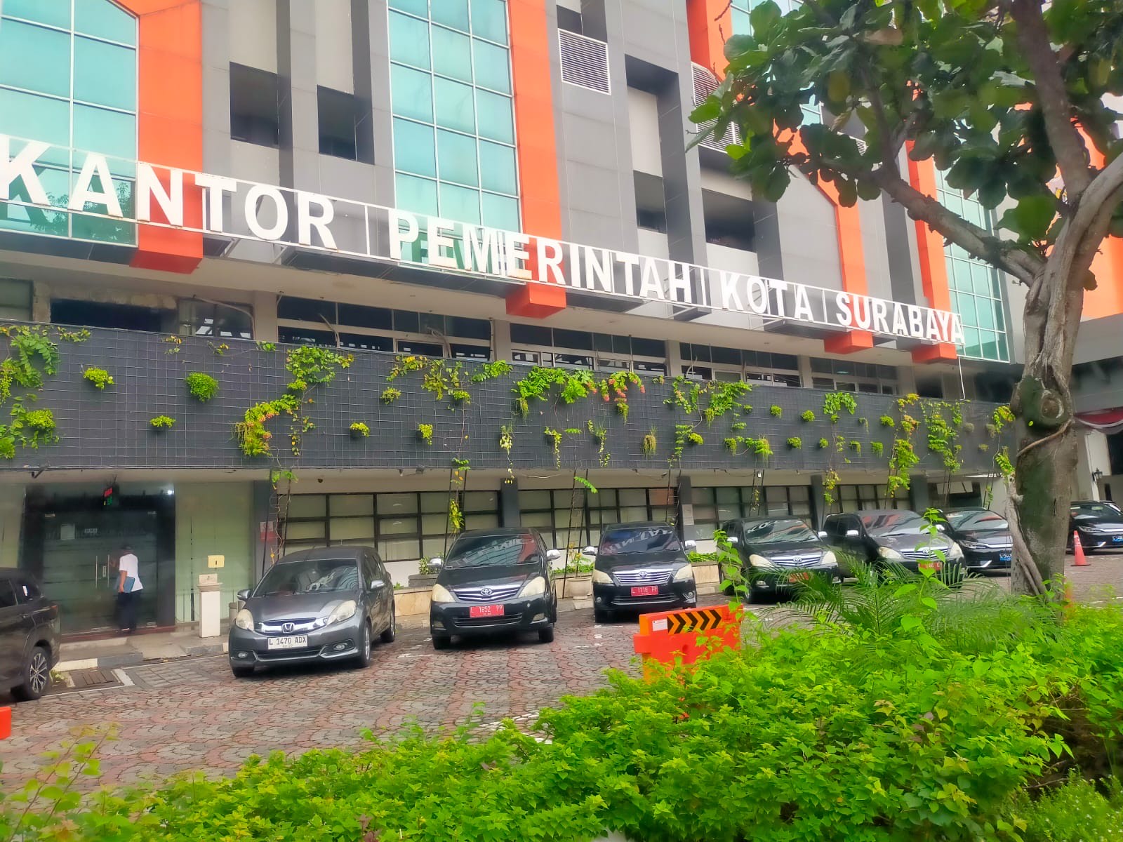 Wali Kota Surabaya menginstruksikan agar seluruh mobil dinas di lingkungan Pemkot Surabaya dikumpulkan dan diparkir selama masa libur lebaran.