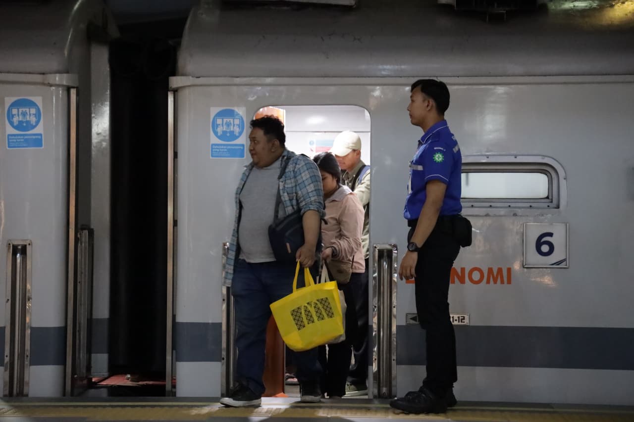 Sebagian pemudik tujuan Jawa Timur menggunakan kereta api. (KAI) 