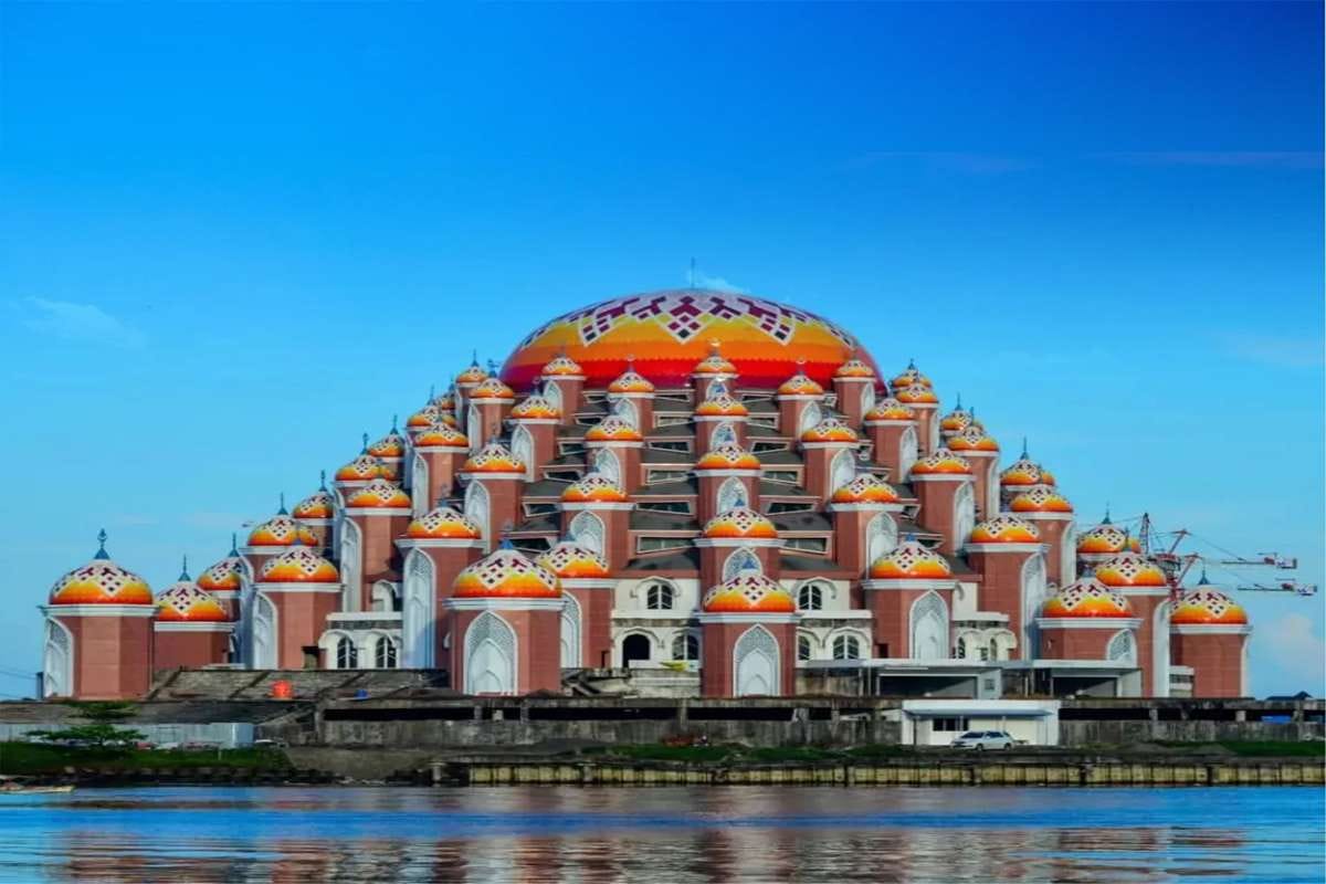 Megah : Masjid 99 Kubah berdiri kokoh di kawasan reklamasi CPI, Makassar. 