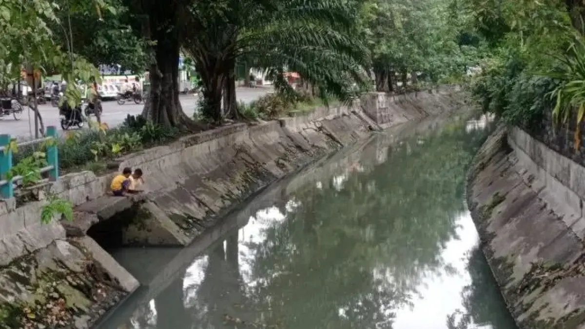 AWAS JATUH: Dua bocah berada di pinggir Kali Pegirian Surabaya.
