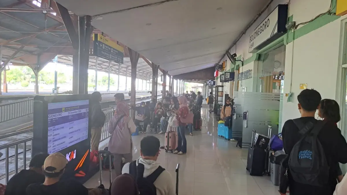 Calon penumpang menunggu kedatangan kereta api di Stasiun Bojonegoro. (KAI)