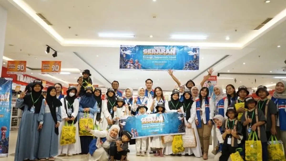 HORE: Momen hangat program Sebaran 5.0 (Semangat Berbagi Baju Lebaran) yang digelar di Pertamina Patra Niaga Regional Jatimbalinus di Surabaya, Jumat (13/3).

