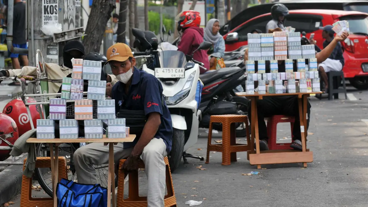 Jasa penukaran uang baru jelang Lebaran di Surabaya. (ANDY SATRIA/RADAR SURABAYA)