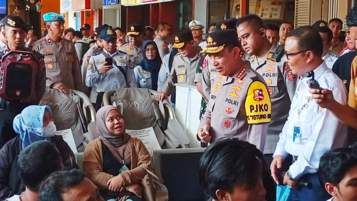 Kapolri Jenderal Listyo Sigit Prabowo meninjau langsung arus mudik di Stasiun Surabaya Gubeng Baru,  Minggu (15/3)/Rahmat Sudrajat