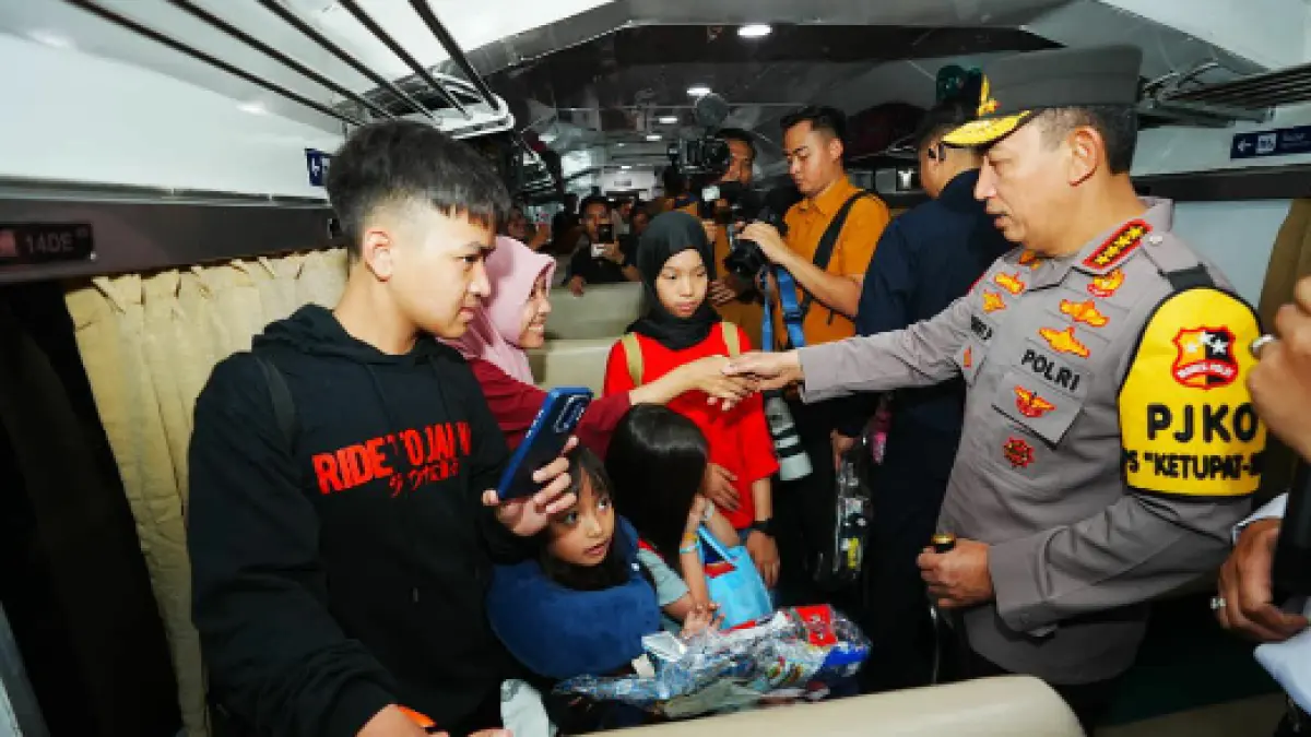 Kapolri Jenderal Pol Listyo Sigit Prabowo berbincang dengan pemudik di Stasiun Surabaya Gubeng. (Mahrus/Radar Surabaya)