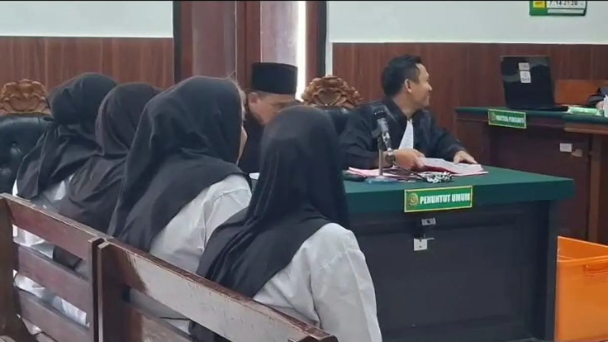 
KETERANGAN: Empat WNA saat menjalani sidang di PN Surabaya atas kasus pencurian perhiasan di toko emas.(IST/RADAR SURABAYA)