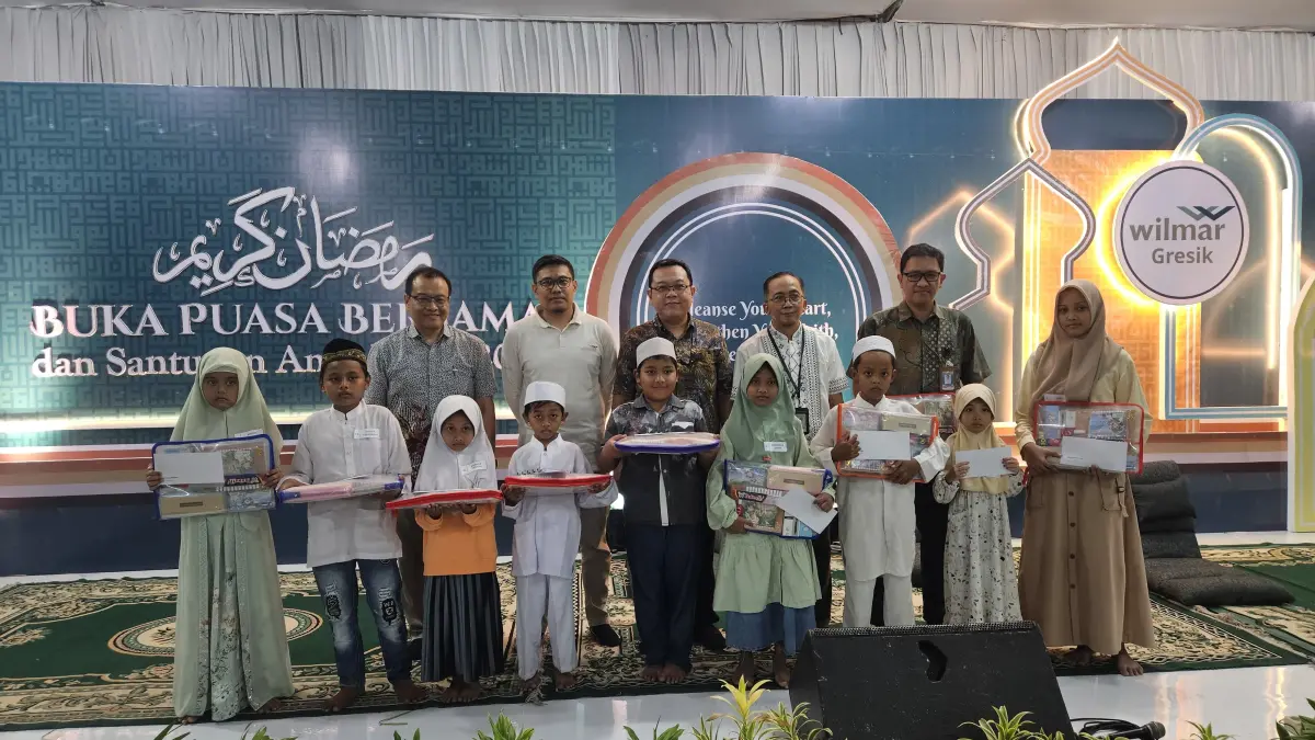 Manajemen PT Wilmar Nabati Indonesia memberikan santunan kepada anak yatim dan warga sekitar perusahaan.