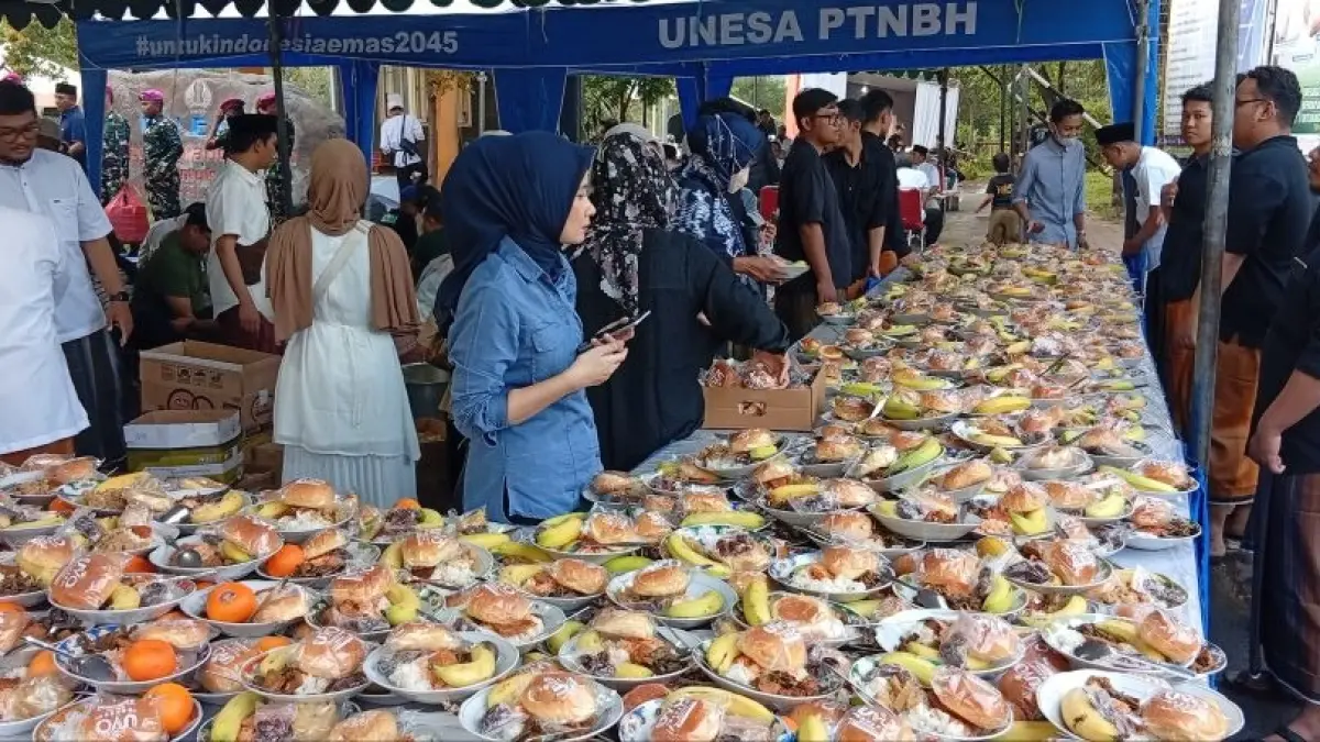 PERSIAPAN: Pembagian takjil gratis di depan gerbang Kampus 2 Lidah Wetan, Surabaya resmi berakhir. (RAHMAT SUDRAJAT/RADAR SURABAYA)