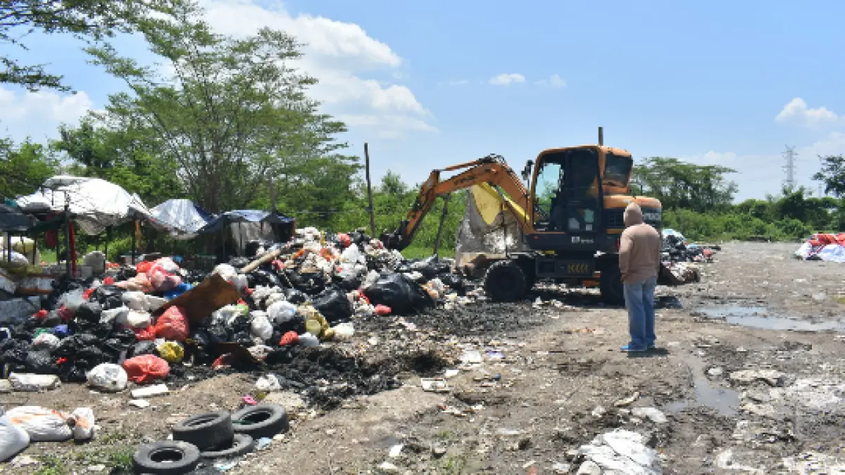 Puluhan bangunan liar di TPA Benowo dibongkar. (IST)