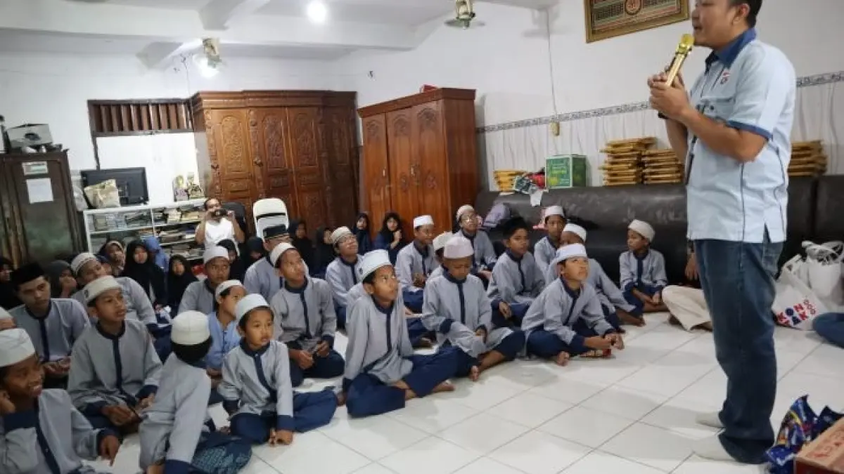 SIMAK: Mewakili OJK, Anugerah Rakhman menyampaikan fungsi dan tugas Otoritas Jasa Keuangan di kegiatan “Gebyar Amal Ramadan” yang dihelat di PA Al Muniroh Surabaya. 
