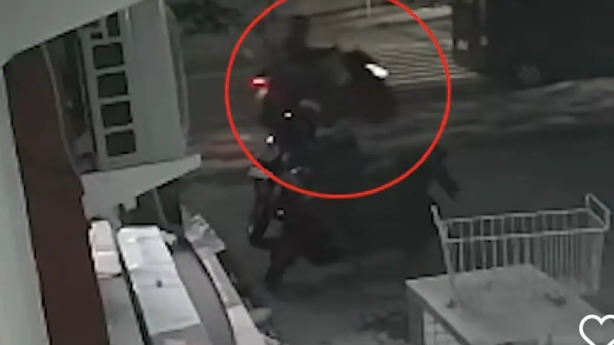 
TERSOROT: Dua pria terekam CCTV saat mencuri motor di rumah makan Jalan Walikota Mustajab, Surabaya.(IST/RADAR SURABAYA)