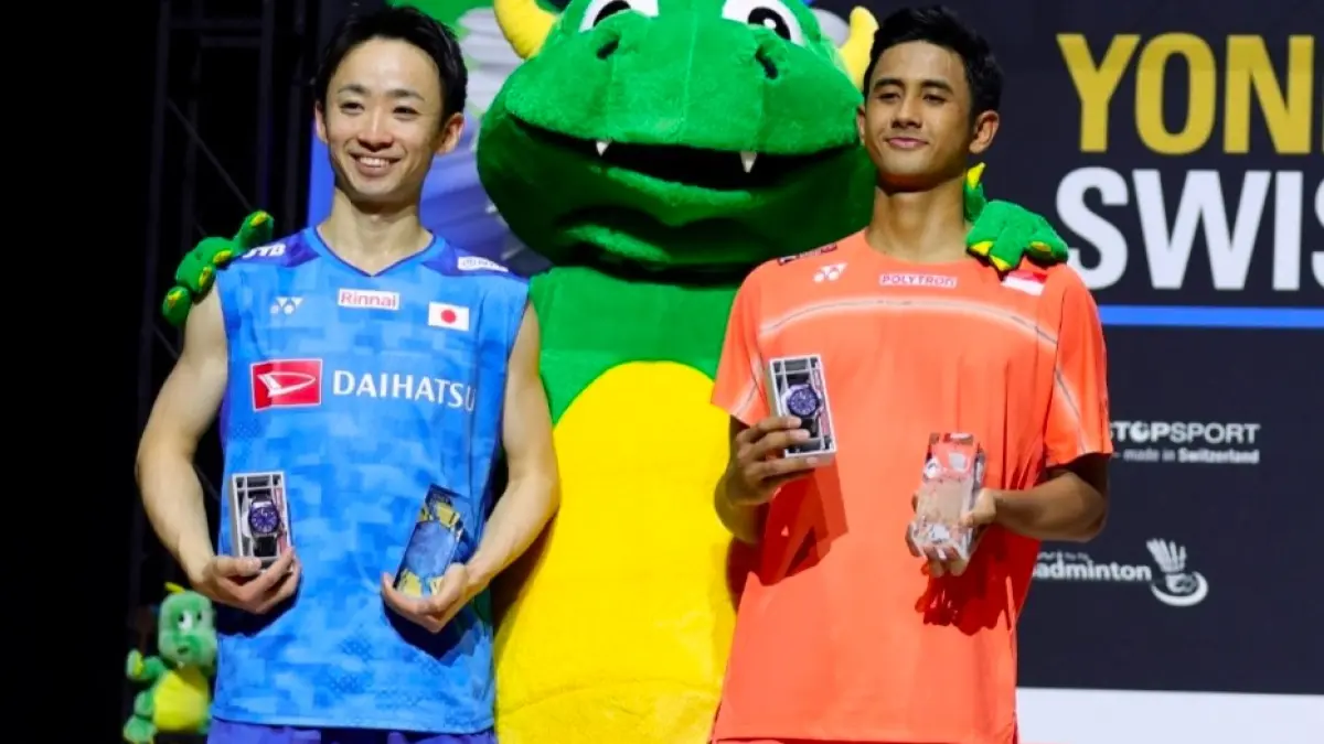 Alwi Farhan (kanan) harus mengakui keunggulan Yushi Tanaka/ PBSI. 