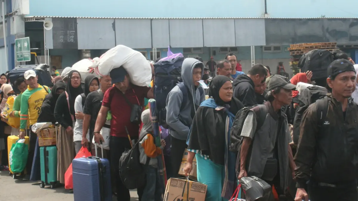 Antrean pemudik di Pelabuhan Tanjung Perak Surabaya jelang Lebaran 2026. (Rahmat Sudrajat/Radar Surabaya)