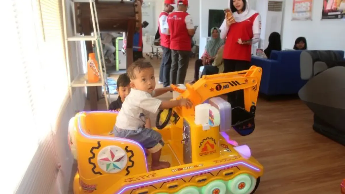 BAHAGIA: Anak-anak menikmati mainan yang telah tersedia di Serambi MyPertamina KM 66A Pandaan – Malang. (ABDULLAH MUNIR/RADAR SURABAYA)

