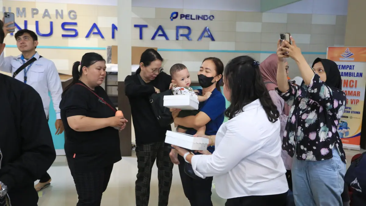 BERBAGI: Pelindo memberikan takjil sebanyak 35.400 paket ke masyarakat dan penumpang kapal laut di Terminal Gapura Surya Nusantara Pelabuhan Tanjung Perak. (IST)