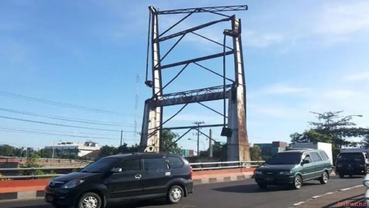BERBEDA: Di eranya, Jembatan Petekan adalah salah satu infrastruktur perdagangan di Kota Surabaya. (DOK/RADAR SURABAYA)
