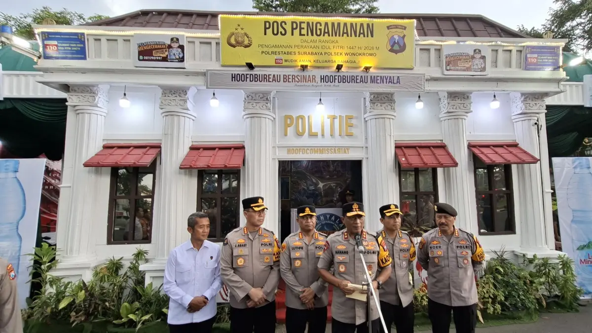 CEK: Kapolda Jatim Irjen Pol Nanang Avianto saat mengecek pos pam dan pos yan di Surabaya. Sebanyak 238 pos didirikan Polda Jatim untuk kenyamanan mudik lebaran. (M MAHRUS/RADAR SURABAYA)