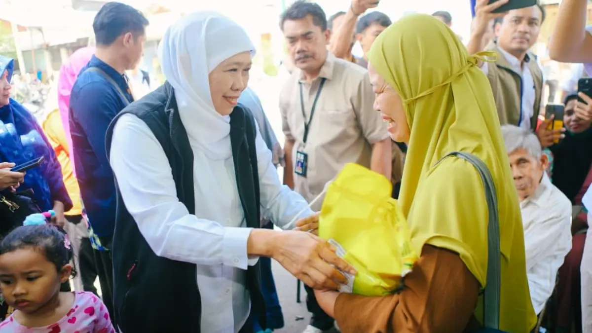 Gubernur Jatim Khofifah Indar Parawansa menghadiri pelaksanaan Pasar Murah di depan Kantor Kelurahan Jemur Wonosari, Kecamatan Wonocolo, Surabaya, Senin (16/3). (HUMAS PEMPROV JATIM)