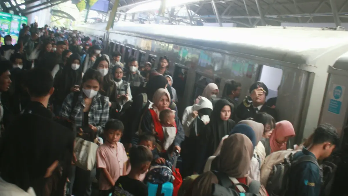 Kepadatan penumpang di Stasiun Surabaya Gubeng saat arus mudik Lebaran 2026. (Rahmat Sudrajat/Radar Surabaya)