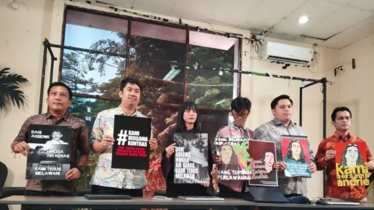 Kepala Divisi Impunitas KontraS Jane Rosalina (ketiga kiri) dalam konferensi pers di Gedung YLBHI, Jakarta Pusat, Senin (16/3). (ANTARA/Muhammad Rizki) 