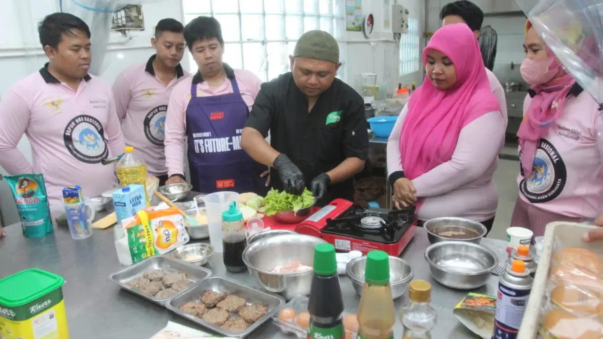 KREATIF: Pegawai SPPG dapur nikmat barokah sedang mengikuti pelatihan tambahan pembuatan aneka menu baru.(ABDULLAH MUNIR/RADAR SURABAYA)