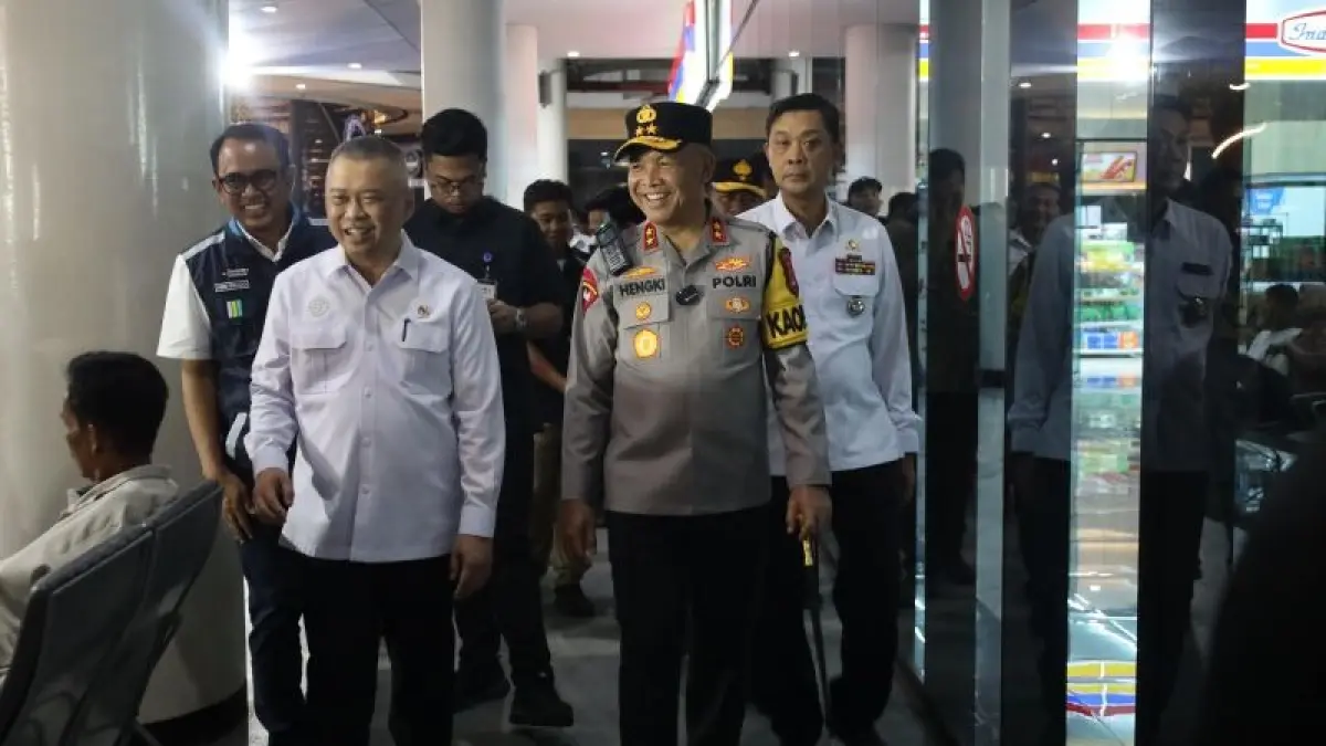 Menteri Perhubungan (Menhub) Dudy Purwagandhi (kiri) didampingi Kapolda Banten Irjen Pol Hengki melakukan peninjauan di Pelabuhan BBJ, Kabupaten Serang, Banten, Minggu (15/3/2026) malam. (ANTARA/HO-Polda Banten)