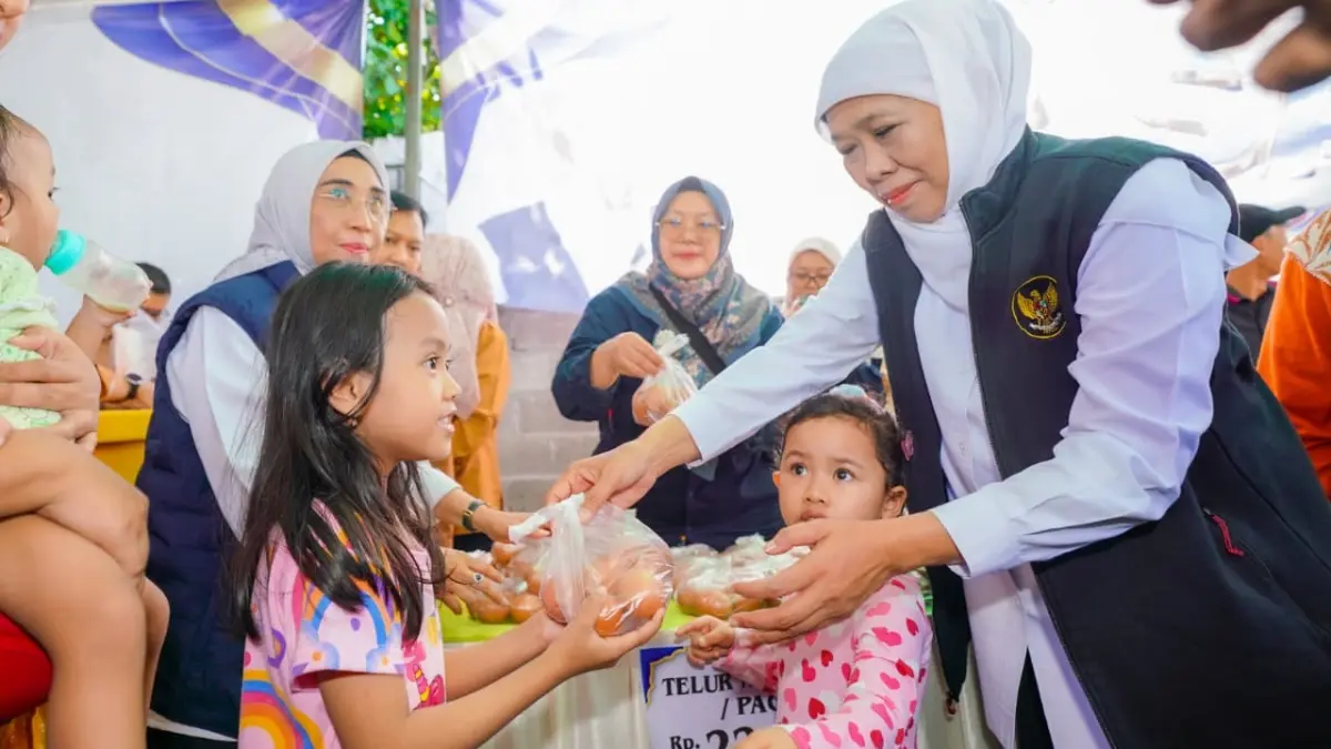 Pasar Murah diselenggarakan guna membantu masyarakat memperoleh bahan kebutuhan pokok dengan harga terjangkau. (HUMAS PEMPROV JATIM)