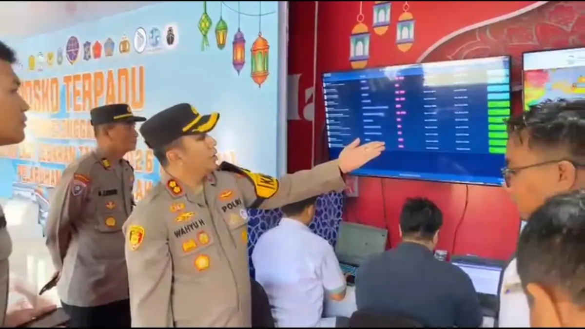 
PERSIAPAN: Kapolres Pelabuhan Tanjung Perak AKBP Wahyu Hidayat mengecek langsung kesiapan pos terpadu di Gapura Surya Nusantara (GSN) Pelabuhan Tanjung Perak.(IST/RADAR SURABAYA)