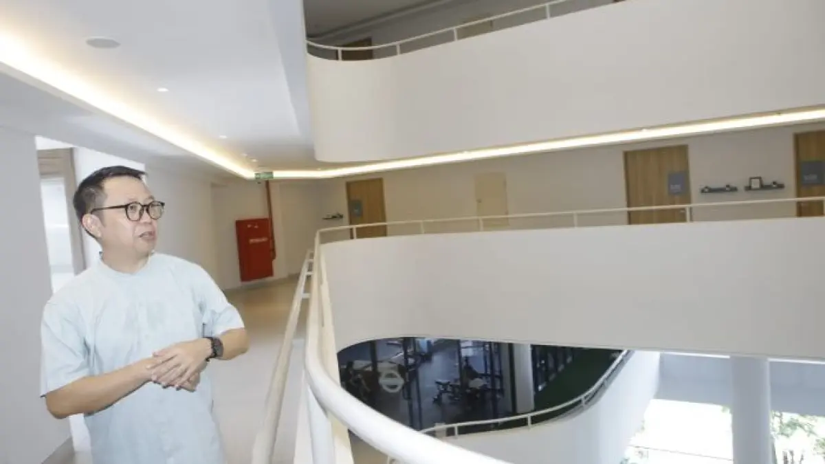 ROOM TOUR: Manager Atedia Senior Center, David Nahason menjelaskan mengenai bagian-bagian dari senior home yang mereka kelola. (ANDY SATRIA/RADAR SURABAYA)