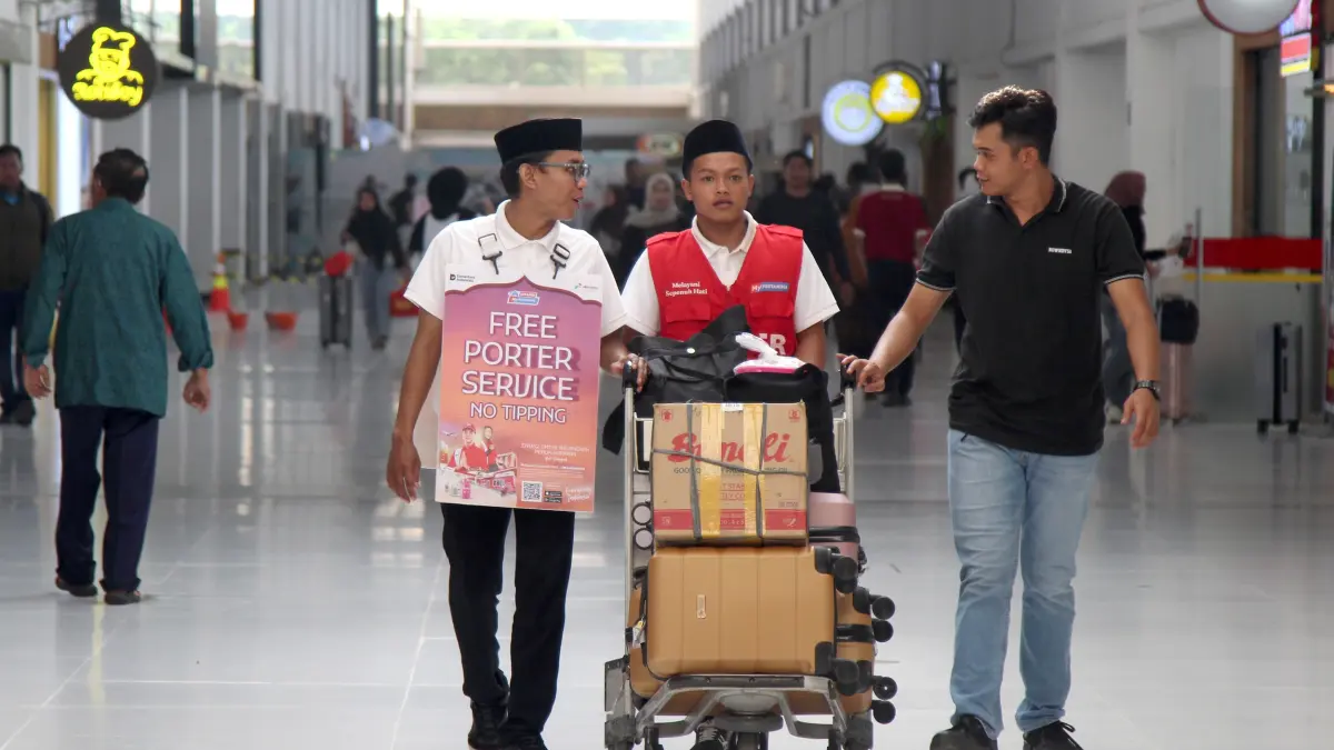 Salah satu penumpang pesawat asal NTT sedang mendapatkan fasilitas porter gratis dari Serambi MyPertamina Bandara Juanda Surabaya. (Abdullah Munir/Radar Surabaya)