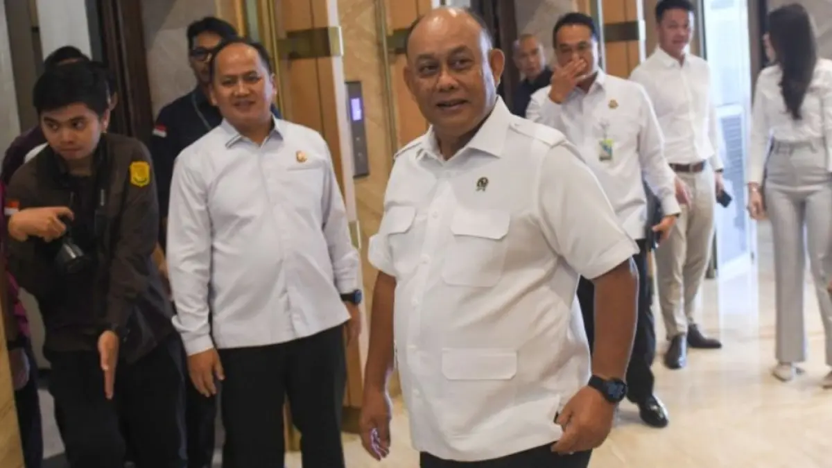 

    Tanggal:17 Mar 2026 20:14
    Kategori:Kesra
    Cetak: Versi Cetak
    Unduh Foto
      Tautan Berita
    Kembali

Kepala Badan Gizi Nasional (BGN) Dadan Hindayana (tengah) berjalan usai bertemu dengan Jaksa Agung ST Burhanuddin di Gedung Kejaksaan Agung, Jakarta, Selasa (17/3) /Antara.