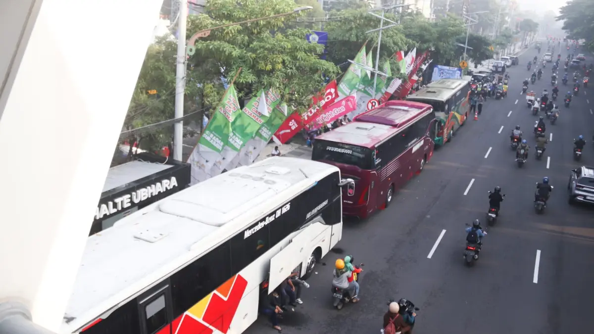 Bus-bus siap mengantar ratusan peserta Mudik Gratis Bareng Radar Surabaya 2026. (ANDY SATRIA/RADAR SURABAYA)