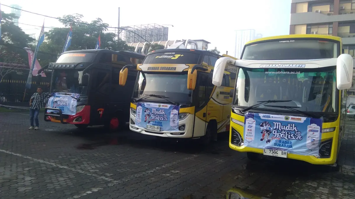 Dua bus dari Ubhara dan satu bus dari Polda Jatim siap mengantar rombongan peserta Mudik Gratis Bareng Radar Surabaya 2026. (Lambertus Hurek/Radar Surabaya)