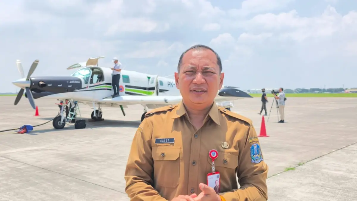 Kalaksa BPBD Jawa Timur Gatot Soebroto menjelaskan operasi modifikasi cuaca (OMC) di jelang Lebaran. (ANTARA)