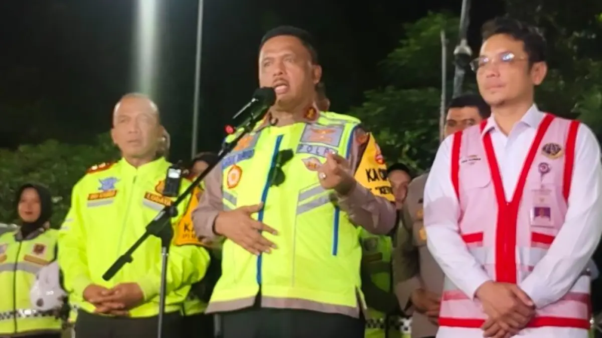 Kepala Korps Lalu Lintas (Kakorlantas) Irjen Pol. Agus Suryonugroho (tengah) memberikan keteranga pers di Rest Area KM 57 A Tol Jakarta-Cikampek, Jawa Barat, Senin (16/3/2026). (ANTARA/Nadia Putri Rahmani) 
