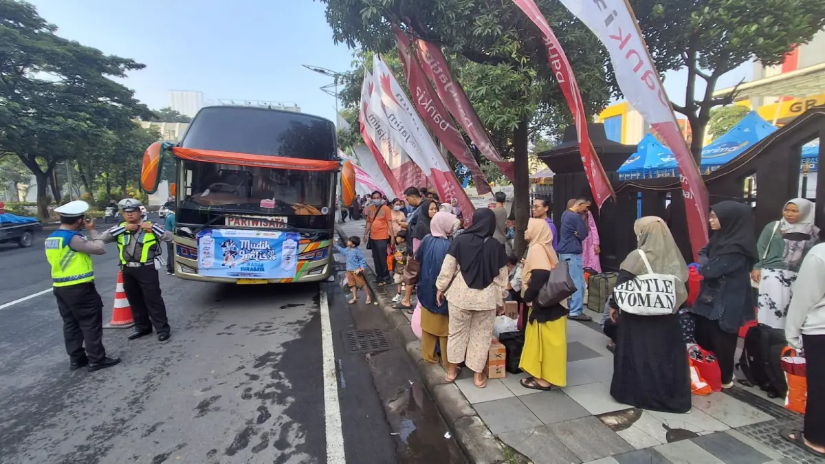 Masyarakat antusias mengikuti Mudik Gratis Radar Surabaya karena memudahkan untuk pulang ke kampung halaman. (DIMAS MAHENDRA/RADAR SURABAYA)