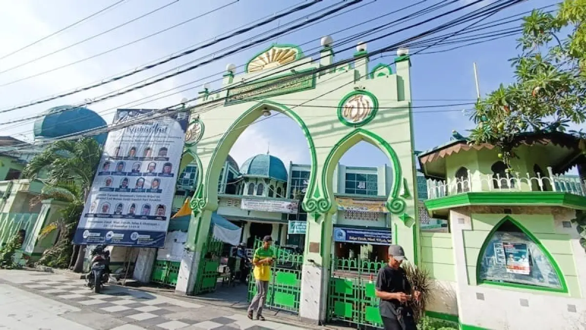 MEGAH: Masjid Raudhatul Musyawaroh atau yang &nbsp;dikenal sebagai Masjid Tamiriyah merupakan salah satu bangunan bersejarah di tengah Kota Surabaya. (ANDY SATRIA/RADAR SURABAYA)