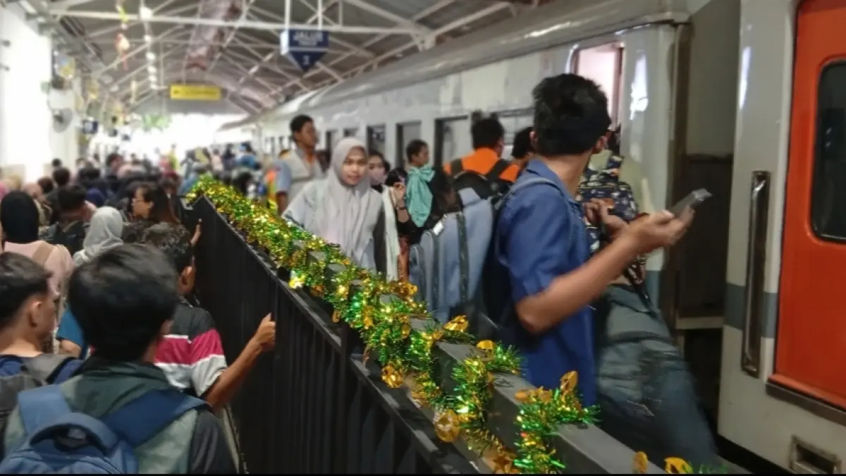 Penumpang Commuter Line mulai memadati stasiun Gubeng, Surabaya. 